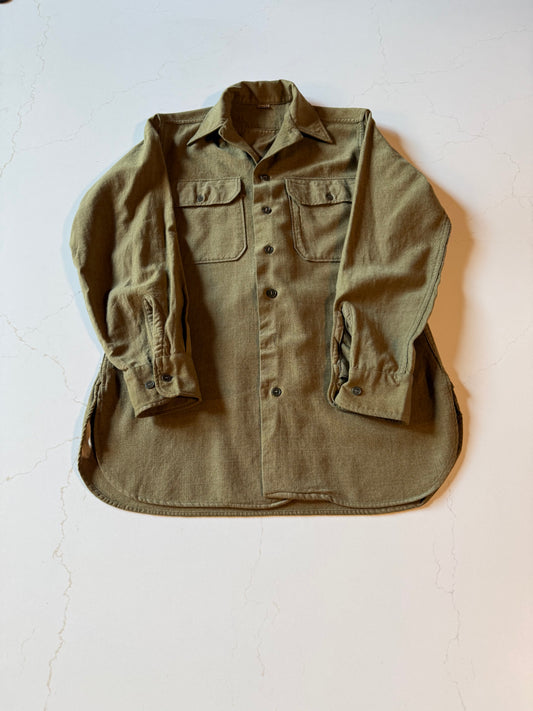 Vintage M Olive Green Long Sleeve Wool Military Shirt from the 40s