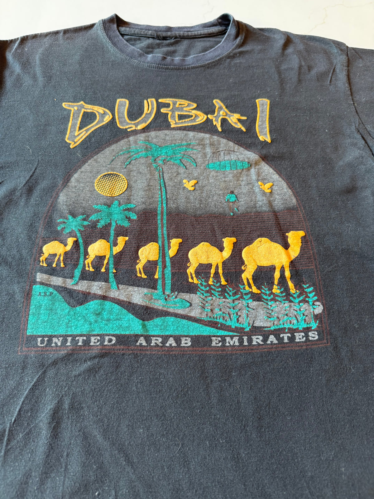 Vintage M Men's Black Short Sleeve Dubai T-Shirt from the 90s